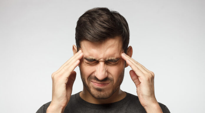 Poranny ból głowy - skąd się bierze?