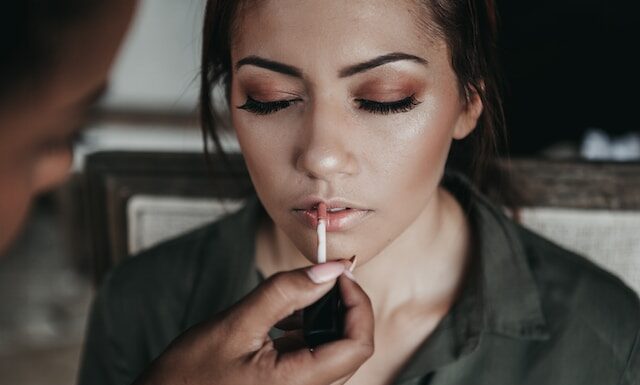 Czy podkład satynowy może zastąpić krem BB lub CC? Jakie są wskazania i przeciwwskazania do stosowania podkładu satynowego?