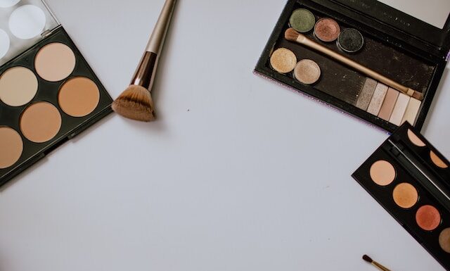 Jak wybrać odpowiedni kolor podkładu satynowego do swojego typu urody i jak go aplikować?