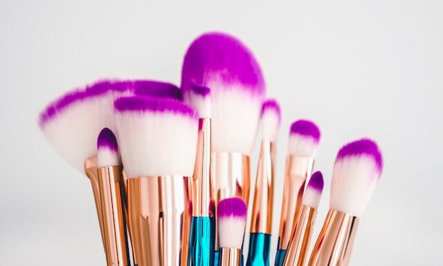 Porównanie podkładów satynowych z innymi rodzajami podkładów i jakie są między nimi różnice.