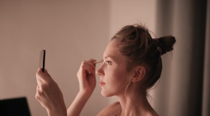 6. Jak przechowywać i pielęgnować podkład satynowy, aby zachował swoje właściwości?