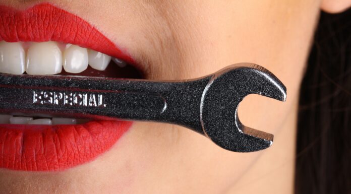 8. Jakie są najczęstsze błędy popełniane przy aplikacji podkładu satynowego i jak ich uniknąć?