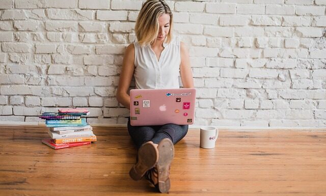 Czym zabezpieczyć podłogę drewnianą w domku letniskowym?